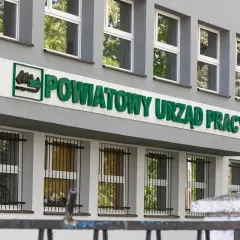 Powiatowy Urząd Pracy. Dowiedz się, ile trzeba byc bezrobotnym zeby dostac dofinansowanie na własną firmę.