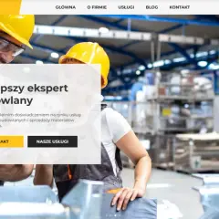 Budowlaniec w kasku uśmiecha się, planując jak założyć firmę budowlaną z dofinansowaniem. Oferujemy remonty i sprzedaż materiałów.