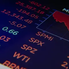 Wykres giełdowy z liczbami i spadkową czerwoną linią.