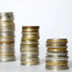 Trzy stosy monet, od najwyższego do najniższego, symbolizują wzrost kapitału. Co to towarzystwo funduszy inwestycyjnych?