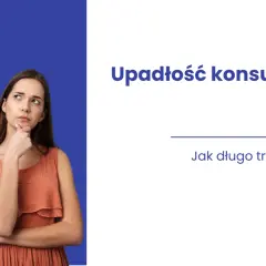 Zamyślona kobieta zastanawia się, ile sie czeka na upadłość konsumencką. Pytanie "Jak długo trwa upadłość?" widoczne na ekranie.