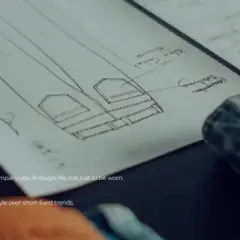 Szkice spodni dżinsowych i gotowy produkt z naszywką.