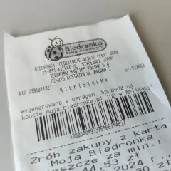 Jak wygląda faktura z Biedronki: paragon z logo biedronki, danymi sklepu, kodem kreskowym i informacją o e-paragonie.