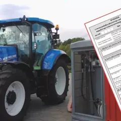 Niebieski traktor obok dystrybutora paliwa i formularza wniosku o zwrot podatku akcyzowego. Jakie dane do faktury na paliwo rolnicze są potrzebne?