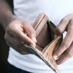 Puste, brązowe etui na pieniądze w dłoniach. Czy to znak, że czas dowiedzieć się, jak ogłosić upadłość firmy?