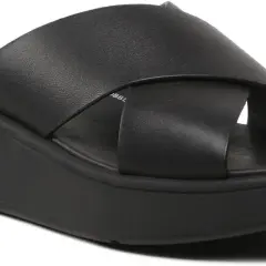 Czarne sandały na platformie z krzyżującymi się paskami. Fitflop to znana marka obuwia, która stawia na komfort i styl.