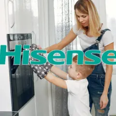 Mama i syn przy piekarniku Hisense. Firma Hisense oferuje sprzęt AGD.
