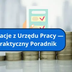 Stos monet i ręka trzymająca dokument z zaznaczonymi zadaniami.