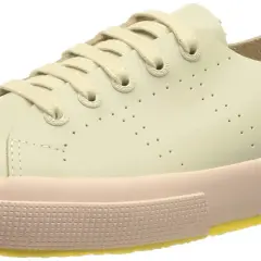 Jasnożółte trampki Superga z różową podeszwą i żółtym spodem. To świetny wybór, jeśli zastanawiasz się, superga co to za firma.