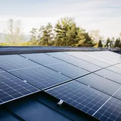 Panele fotowoltaiczne na dachu. Dowiedz się, do kiedy dofinansowanie do fotowoltaiki, by zainwestować w zieloną energię.