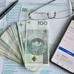 Umowa zlecenie a emerytura: pieniądze, dokumenty ZUS i logowanie do eZUS na telefonie.