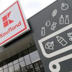 Kaufland, znany z bogatej oferty, to firma, która dba o spice&soul swoich klientów. Na elewacji sklepu widnieje logo i grafiki symbolizujące produkty spożywcze.