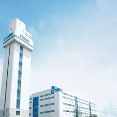 Nowoczesne budynki z logo Haier. Firma Haier to globalny producent elektroniki użytkowej i sprzętu AGD.