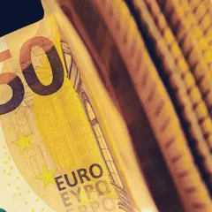 Stos banknotów 50 euro, symbolizujący potencjalne zyski. Czy warto inwestować w euro?