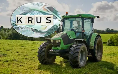 Zielony traktor na łące, a w tle pieniądze i napisy KRUS. To symbol przyszłości rolników i ich emerytury.