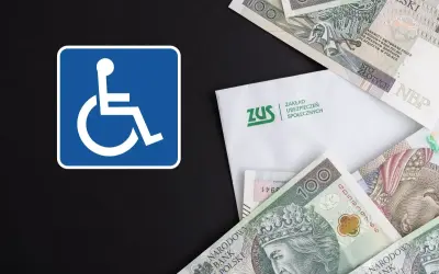 Symbol osoby na wózku inwalidzkim obok koperty ZUS i polskich banknotów symbolizuje renta z tytułu częściowej niezdolności do pracy.