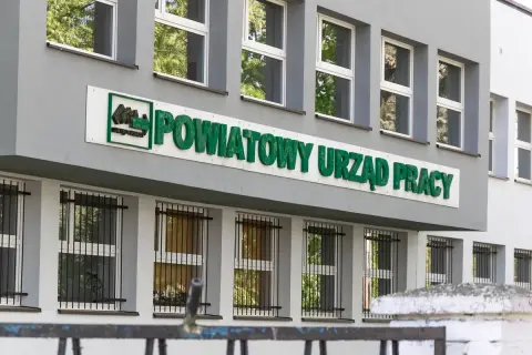 Powiatowy Urząd Pracy. Dowiedz się, ile trzeba byc bezrobotnym zeby dostac dofinansowanie na własną firmę.
