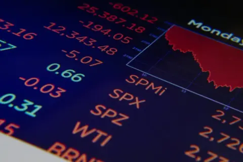 Wykres giełdowy z liczbami i spadkową czerwoną linią.