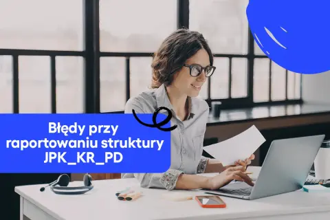 Kobieta pracuje przy laptopie, trzymając dokumenty. Na ekranie widnieje napis "Błędy przy raportowaniu struktury JPK_KR_PD".