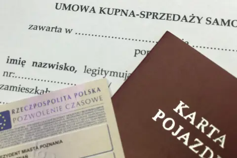 Umowa kupna-sprzedaży samochodu, karta pojazdu i pozwolenie czasowe. Dokumenty gotowe do sfinalizowania transakcji.