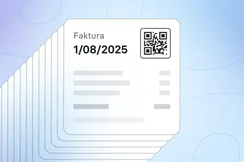 Stos faktur z datą 1/08/2025 i kodem QR. Dowiedz się, jak zrobić korektę faktury, aby uniknąć błędów.