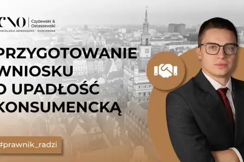 Mężczyzna w garniturze i okularach, obok napis "Przygotowanie wniosku o upadłość konsumencką". Dowiedz się, na czym polega upadłość konsumencka.