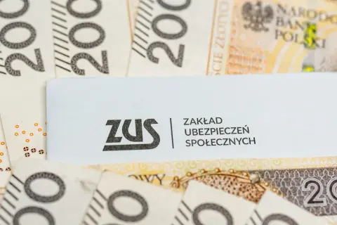 ZUS na tle banknotów 200 zł. Nowe zasady emerytury po mężu mogą być kluczowe dla wielu rodzin.