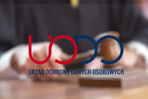 Logo UODO, symbolizujące ochronę danych osobowych, na tle dłoni sędziego trzymającego młotek.