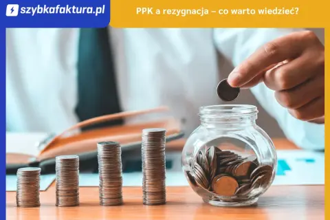 Ręka wrzuca monetę do słoika, obok rosnące stosy pieniędzy. Temat: PPK a rezygnacja – co warto wiedzieć?