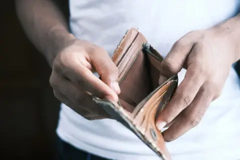 Puste, brązowe etui na pieniądze w dłoniach. Czy to znak, że czas dowiedzieć się, jak ogłosić upadłość firmy?