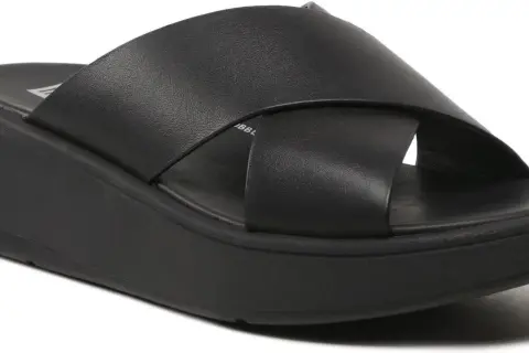 Czarne sandały na platformie z krzyżującymi się paskami. Fitflop to znana marka obuwia, która stawia na komfort i styl.