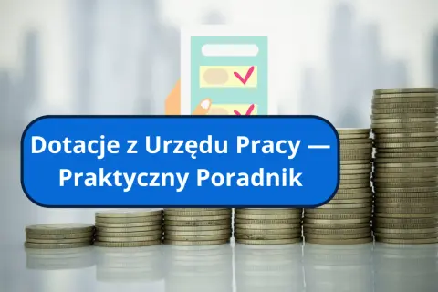 Stos monet i ręka trzymająca dokument z zaznaczonymi zadaniami.