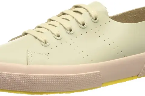 Jasnożółte trampki Superga z różową podeszwą i żółtym spodem. To świetny wybór, jeśli zastanawiasz się, superga co to za firma.