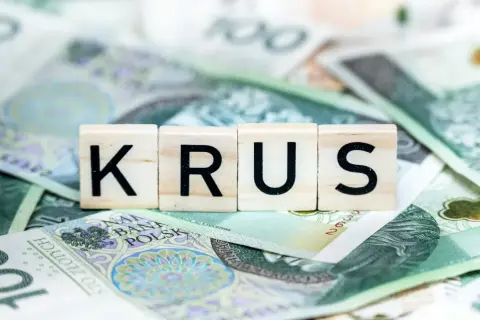 Litery K, R, U, S ułożone na banknotach 100 zł. To symbol przyszłej emerytury z KRUS.