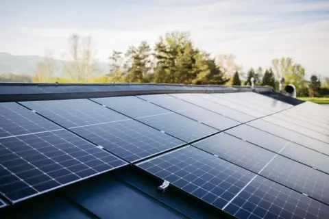 Panele fotowoltaiczne na dachu. Dowiedz się, do kiedy dofinansowanie do fotowoltaiki, by zainwestować w zieloną energię.