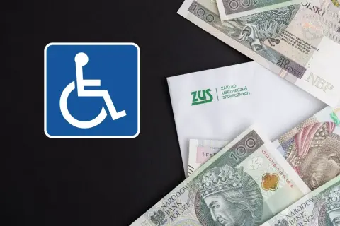Symbol osoby na wózku inwalidzkim obok koperty ZUS i polskich banknotów symbolizuje renta z tytułu częściowej niezdolności do pracy.