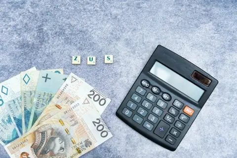ZUS, pieniądze i kalkulator. Obliczanie kapitału początkowego na ZUS.