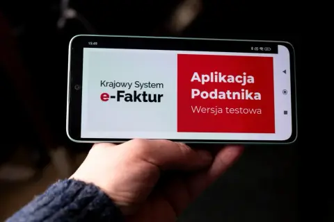 Telefon wyświetla ekran aplikacji "Krajowy System e-Faktur" i "Aplikacja Podatnika". To przyszłość certyfikatów KSeF.