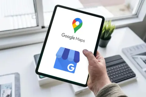 Tablet z Google Maps. Ikona sklepu i litera G. Dowiedz się, gdzie zgłosić nieuczciwą firmę.