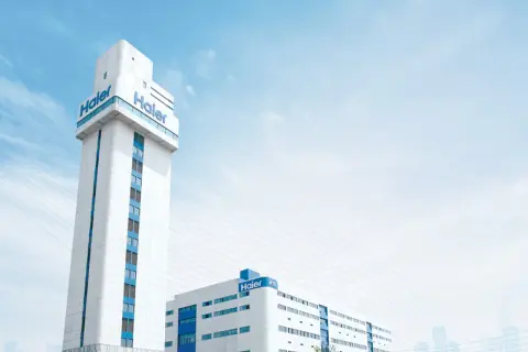 Nowoczesne budynki z logo Haier. Firma Haier to globalny producent elektroniki użytkowej i sprzętu AGD.