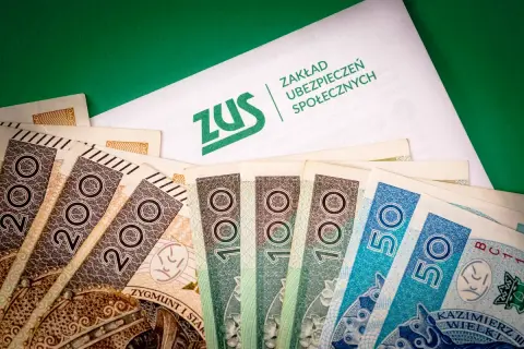 Pieniądze i dokument ZUS. Zastanawiasz się, ile wynosi renta rodzinna?