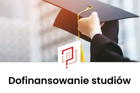 Dłoń trzymająca biret absolutoryjny, logo i napis "Dofinansowanie studiów".