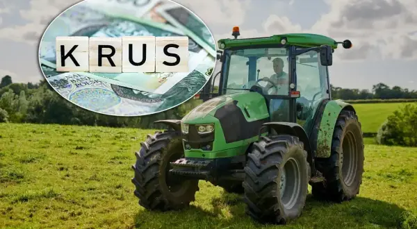 Zielony traktor na łące, a w tle pieniądze i napisy KRUS. To symbol przyszłości rolników i ich emerytury.