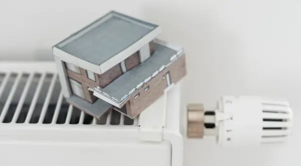 Miniaturowy domek na grzejniku. Czy jest dofinansowanie do gazu ziemnego, by ogrzać taki dom?