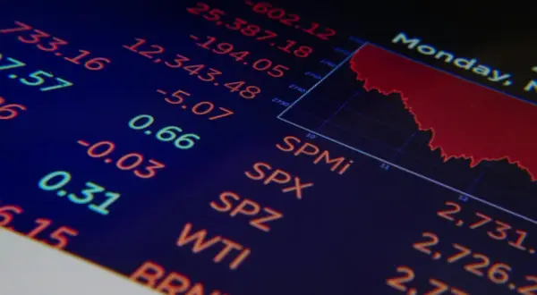 Wykres giełdowy z liczbami i spadkową czerwoną linią.