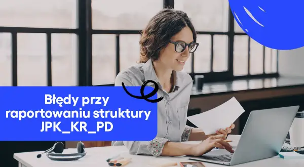 Kobieta pracuje przy laptopie, trzymając dokumenty. Na ekranie widnieje napis "Błędy przy raportowaniu struktury JPK_KR_PD".