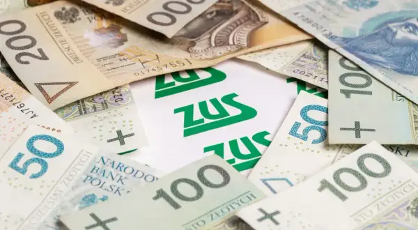 Polskie banknoty 50, 100, 200 zł otaczają logo ZUS. Czy wystarczy na godną, minimalną emeryturę?