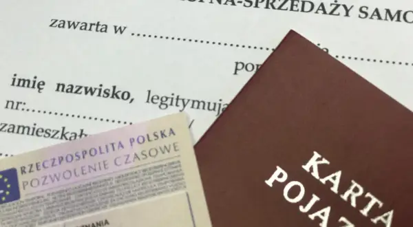 Umowa kupna-sprzedaży samochodu, karta pojazdu i pozwolenie czasowe. Dokumenty gotowe do sfinalizowania transakcji.