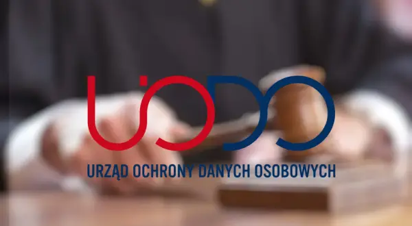 Logo UODO, symbolizujące ochronę danych osobowych, na tle dłoni sędziego trzymającego młotek.