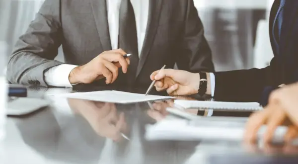 Syndyk przy upadłości konsumenckiej sprawdza dokumenty, analizuje finanse i ustala majątek dłużnika.